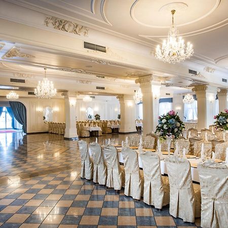 Dwor Czarneckiego Hotel Бялисток Екстериор снимка